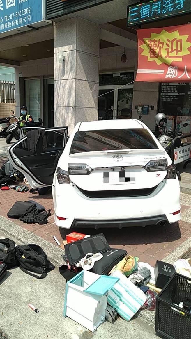 高雄爆发警匪追逐，陈姓男子拒检加速逃逸，失控衝撞进路边骑楼，险波及到诊所、女病患。（翻摄照片／崔正纲高雄传真）