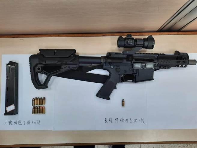 警方在车上查获的枪枝。（翻摄照片／崔正纲高雄传真）