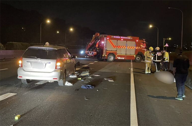 警消到場後，發現李男遭輾卡於保險桿下方，已明顯死亡。（基隆市消防局提供／徐佑昇基隆傳真）