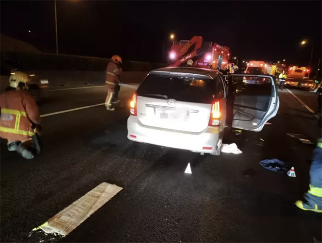 最後追撞的自小客車，警方封鎖路段儘速處理，以避免二次事故。（基隆市消防局提供／徐佑昇基隆傳真）