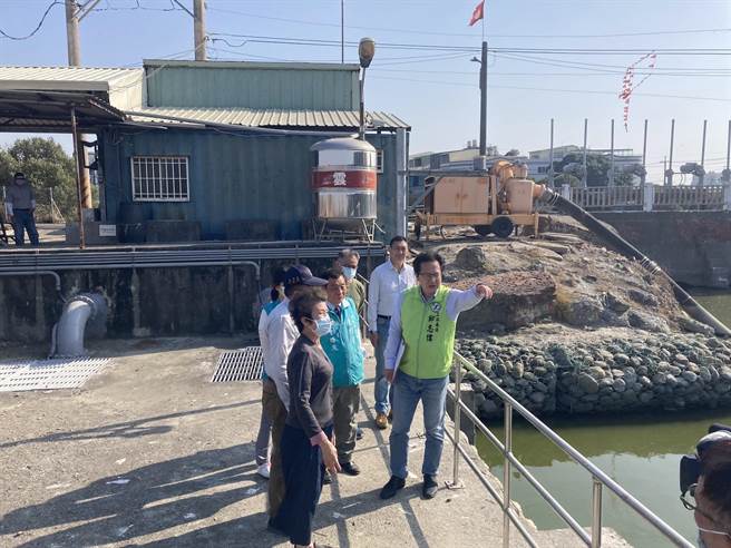 民进党立委邱志伟（前右）在视察高雄市茄萣区崎漏里抽水站时，要求工程如期如质地完工。（邱志伟服务处提供／林瑞益高雄传真）