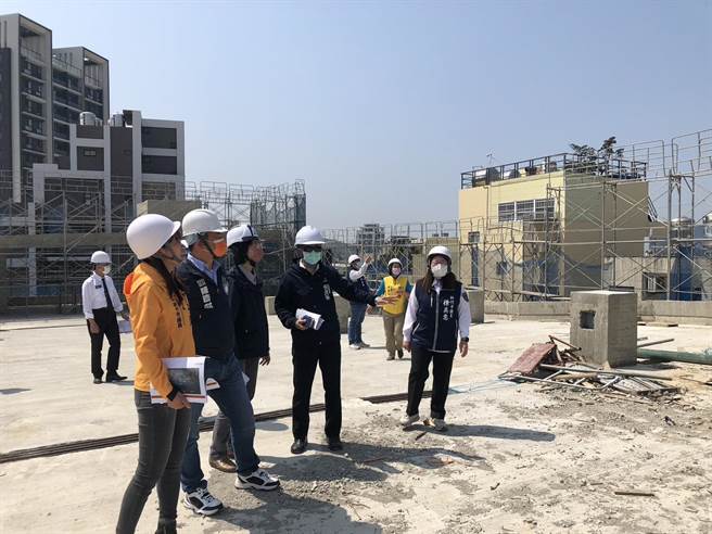 新竹市议会重大公共工程品质监督小组9日至已停工的「停七」停车场了解工程现况。（新竹市政府提供／陈育贤新竹传真）