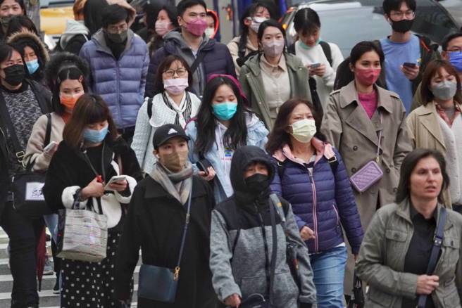 指挥中心指挥官王必胜今天细数，台湾从隔离14、10、7、5到最后0天，共走了1159个日子。图为民眾戴口罩。(资料照)