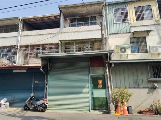 台中市大里区8日晚间传出人伦悲剧，62岁刘姓母亲长期照顾37岁生活无法自理的陈姓儿子，8日疑因不堪负荷杀了儿子再轻生。（潘虹恩摄）