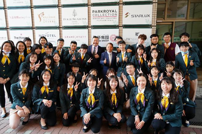 高餐大陈敦基校长及乾杯集团平出庄司董事长与应日系学生合照(国立高雄餐旅大学提供)