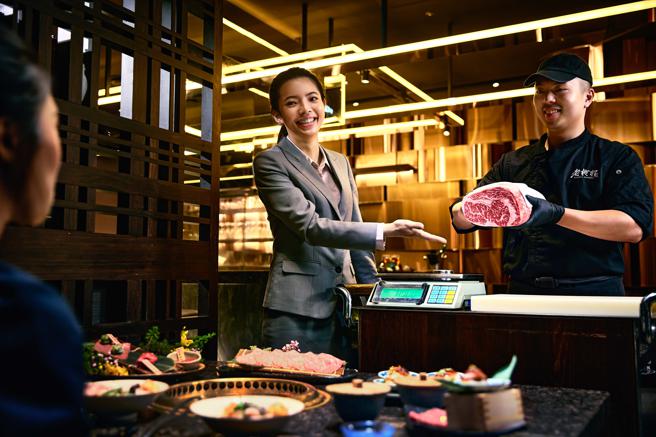 高雄餐旅大学与乾杯集团携手培育具全球竞争力餐饮人才，助台湾学子推向国际发光发热。(乾杯集团提供)