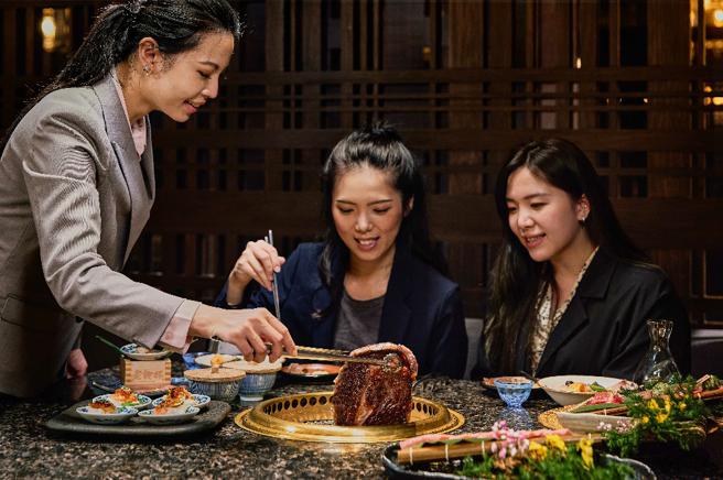 高雄餐旅大学与乾杯集团产学合作专班课程突破传统模式，融入食乐性促进学生了解集团全球布局发展与经营文化(国立高雄餐旅大学提供)