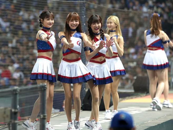 WBC世界棒球经典赛在台中洲际棒球场正式开打，高市府运发局将于3月10日到12日在高雄市苓雅运动中心中庭举办「直播派对」，现场採用200吋LED大萤幕，还请来啦啦队及主持人到场一起与民眾互动。（本报资料照片）