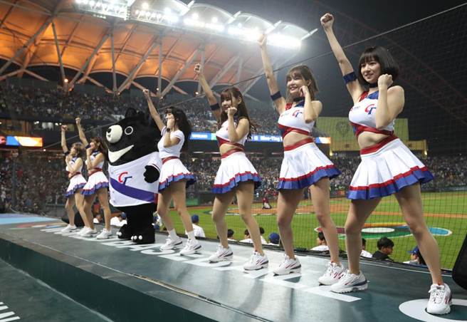 WBC世界棒球经典赛在台中洲际棒球场正式开打，高市府运发局将于3月10日到12日在高雄市苓雅运动中心中庭举办「直播派对」，现场採用200吋LED大萤幕，还请来啦啦队及主持人到场一起与民眾互动。（本报资料照片）