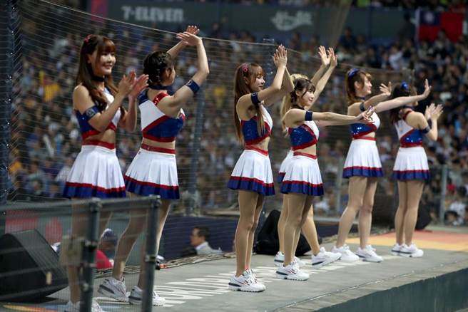 WBC世界棒球经典赛在台中洲际棒球场正式开打，高市府运发局将于3月10日到12日在高雄市苓雅运动中心中庭举办「直播派对」，现场採用200吋LED大萤幕，还请来啦啦队及主持人到场一起与民眾互动。（本报资料照片）