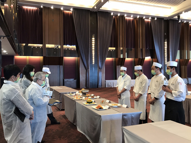 知名美食专家品评。(福容饭店提供)