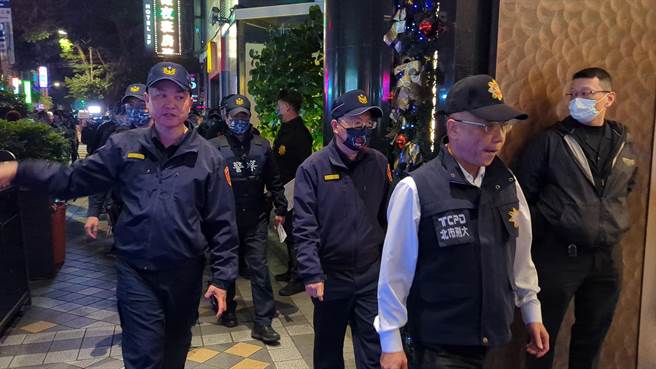 北市警方昨晚扩大临检扫荡，有黑帮堂口乾脆取消春酒。（胡欣男摄）