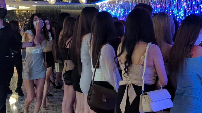 北市警方昨晚扩大临检扫荡，有黑帮堂口乾脆取消春酒。（胡欣男摄）