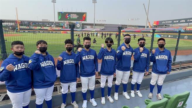 葳格國際學校高中部棒球隊在2023年第五屆WBC世界棒球經典賽A組賽事中，擔任國際志工。（讀者提供／張妍溱台中傳真）