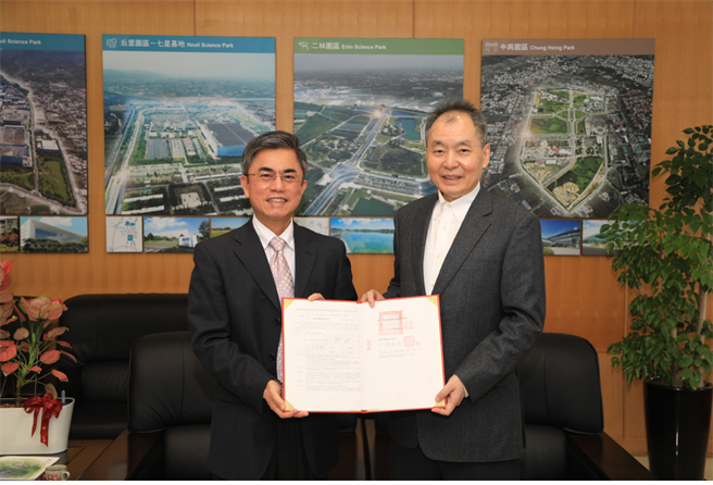 成运汽车公司董事长吴定发9日拜访中科管理局长许茂新，感谢中科管理局以单一窗口服务协助成运公司进驻二林园区。(中科管理局提供)
