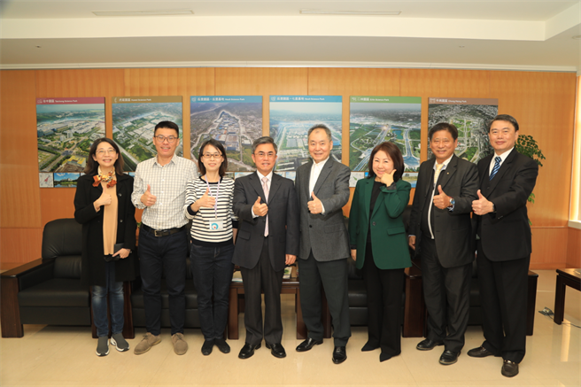 成运汽车公司董事长吴定发9日拜访中科管理局长许茂新，感谢中科管理局以单一窗口服务协助成运公司进驻二林园区。(中科管理局提供)