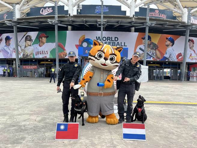 台中市刑大警犬与城市吉祥物石虎家族「虎爸」齐聚洲际棒球场为中华队加油。（台中市警察局提供／张妍溱台中传真）