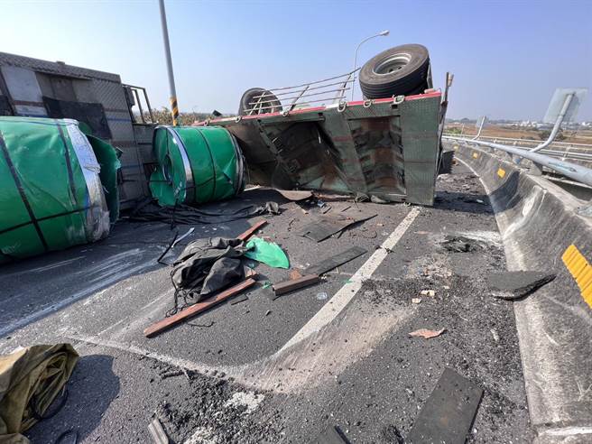 國道1號北向下營系統轉台84線快速道路西向出口匝道，今天下午接近3點發生聯結車翻車事故。（讀者提供／張毓翎台南傳真）