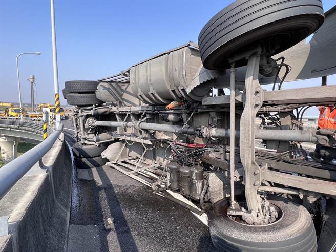 車上載送的2盤鋼圈散落滿地，還有油箱破裂所滲出的柴油。（讀者提供／張毓翎台南傳真）