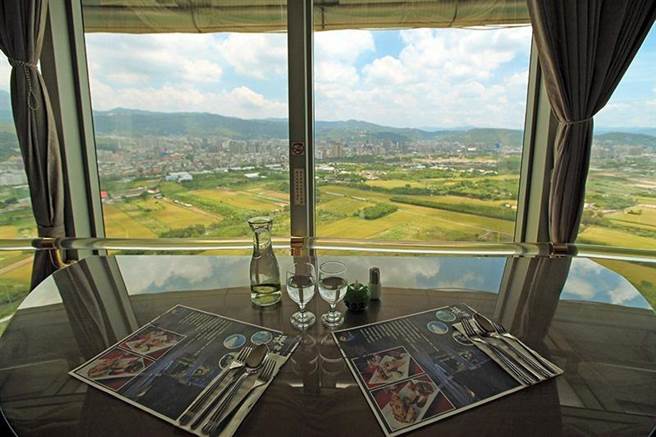 北投焚化厂的旋转餐厅将于10日推出88折优惠，另烟囱前广场赠送200株树苗给现场民眾。（北投焚化厂提供／陈薏云台北传真）