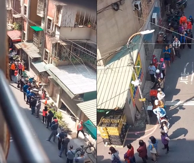 有网友发现排队买鸡蛋的超长人龙，队伍排到过了一个街角才看到尽头。 （图／翻摄自《爆怨2公社》）