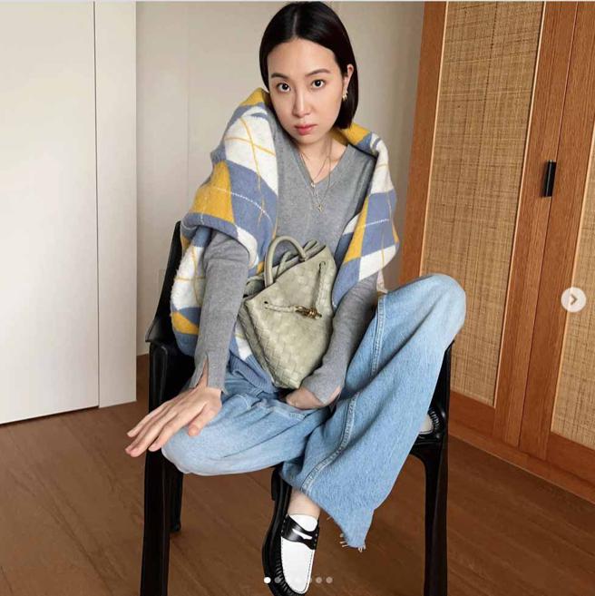 Melinda以轻松的灰色上衣搭配牛仔裤，简单搭配Bottega Veneta Andiamo 包款。（摘自IG）