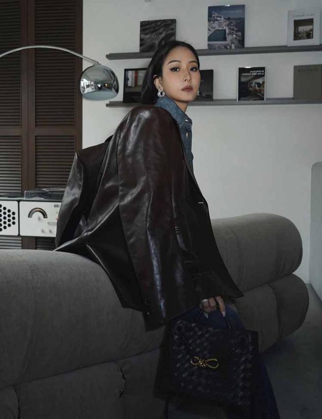 孙芸芸以全黑靓装搭配黑色：Bottega Veneta Andiamo 。（摘自IG）