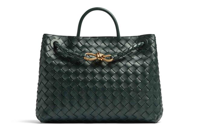 Bottega Veneta Andiamo 深绿色编织皮革中型手提包 ，15万800元。（Bottega Veneta提供）