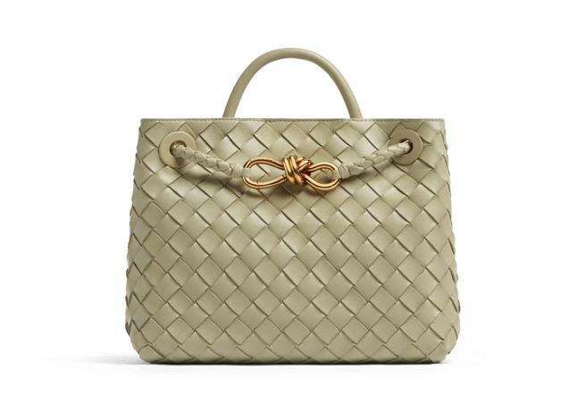 Bottega Veneta Andiamo 石灰棕编织皮革小型手提包 ，11万9300元。（Bottega Veneta提供）