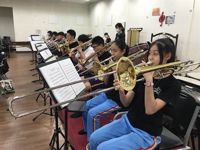 屏东县立大同高中继去年以国、高中生合体夺下全国学生音乐比赛管乐组决赛特优后，今年首次加入「人声」再次夺冠。（谢佳潾摄）