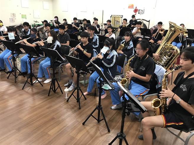 屏东县立大同高中继去年以国、高中生合体夺下全国学生音乐比赛管乐组决赛特优后，今年首次加入「人声」再次夺冠。（谢佳潾摄）