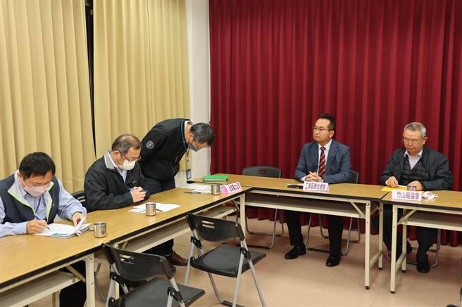 竹山工業區9日舉行「0303停電損失協調會」，台電南投區營業處副處長趙明清當場致歉。（南投縣政府提供／廖志晃南投傳真）