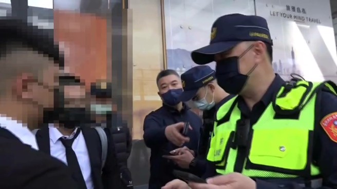 中山分局长陈金城不满，当场动怒警告。（胡欣男翻摄）