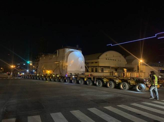 超长蜈蚣拖板车深夜现身街头，警方表示是载运电厂发电机具。（读者提供／程炳璋台南传真）