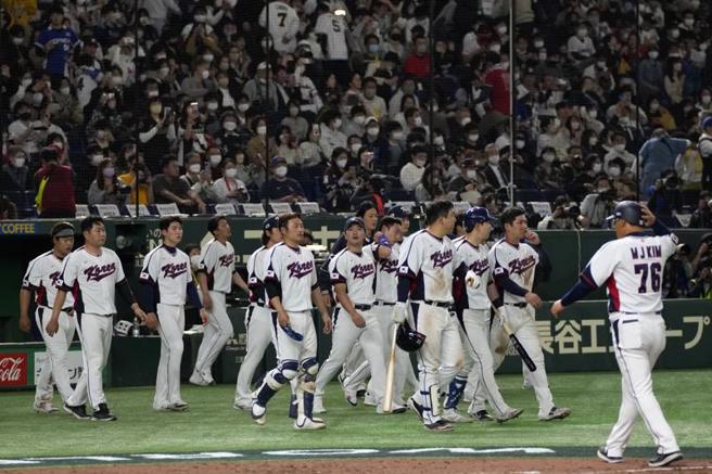 图为韩国队输球后离开休息区。(美联社)