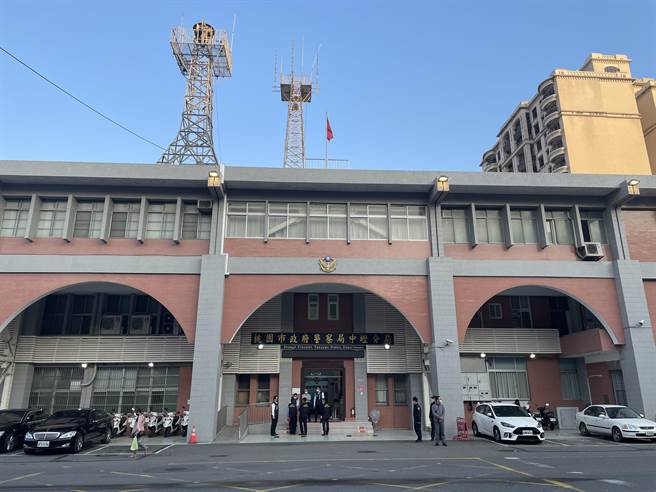 中坜警分局8日晚间破获大型百家乐赌场，其中代币就有1.5亿元。（警方提供）