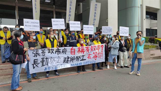 桃园产业总工会等团体9日到桃园市府前抗议，要求桃园市劳动局介入改善长荣航勤工会问题。（赖佑维摄）