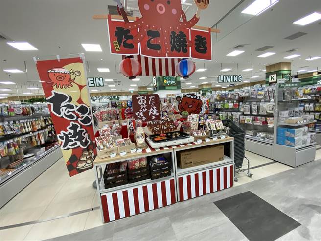 台隆手创店更将日本国民小吃章鱼烧摊搬到LaLaport台中店，打造「大阪美味厨房」体验区，所有道具一字摆开，美味即可无负担、轻松上手。（冯惠宜摄）