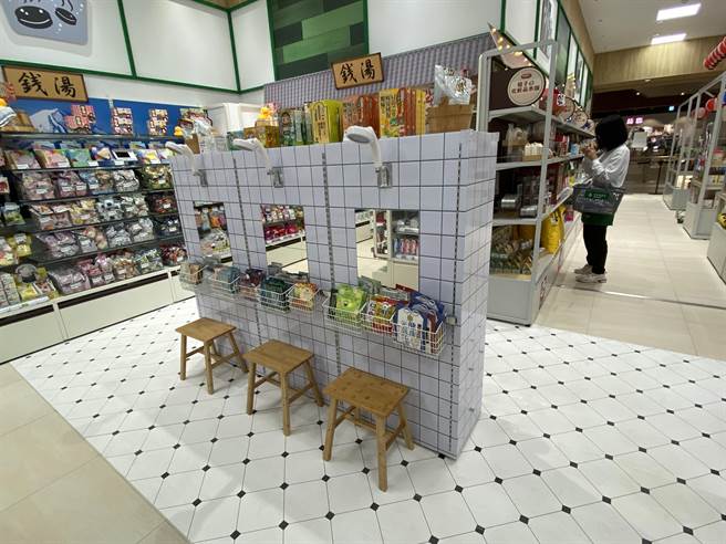 体验区经典復刻日本传统澡堂，眾多入浴剂款式随选随挑，搜刮日本各地温泉入浴剂，利用空间与声效，让消费者体验日本復古澡堂泡汤氛围，享受日式温泉泡汤。（冯惠宜摄）