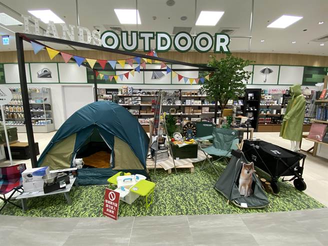台隆手创LaLaport台中店规划露营专区，全方位展示相关产品，更以情境式体验陈列。（冯惠宜摄）