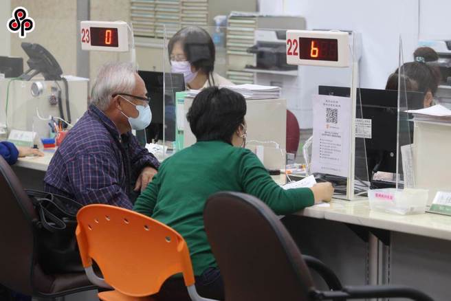 劳保基金最快2028年就可能破产，引发劳工恐慌。（本报资料照）