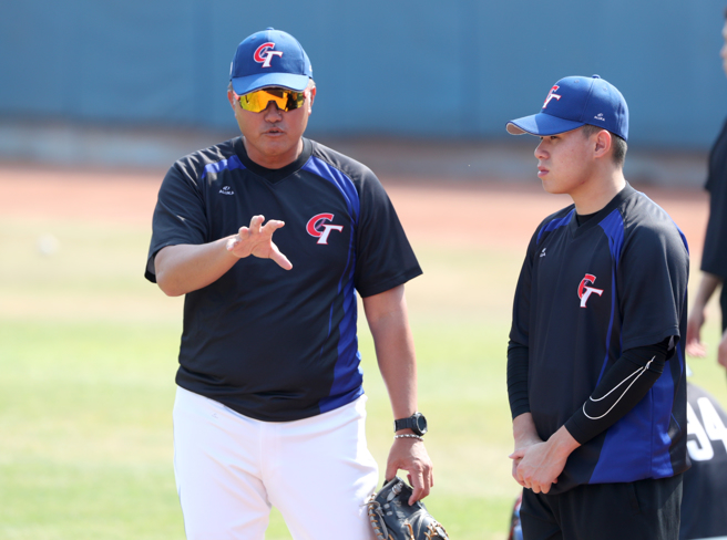 中华队投手教练许铭杰（左）9日练球时紧盯投手群训练，盼在最短时间帮助球员调整状态。（郑任南摄）