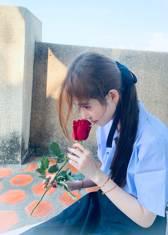 大陆女星鞠婧祎到泰国旅游时穿校服拍照。（图／鞠婧祎微博）