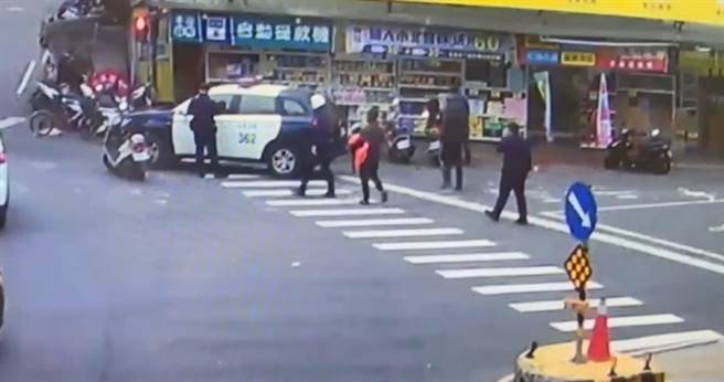 新北市三重区一处施工工地，2位施工工人突然大打出手，虽然警方到场时双方已无打架情事且均表示未受伤，亦不相互提告，但警方仍将双方带回派出所处理。(黄敬文翻摄)