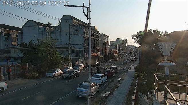 受到环境风场为偏东风，西半部地区风速弱且混合层偏低影响，整体扩散条件不佳，最多时曾有15测站亮红灯。（翻摄自空气品质监测网／林良齐台北传真）