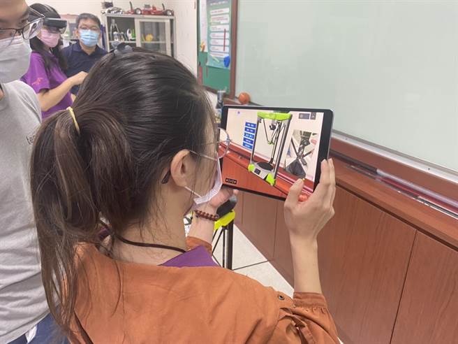 勞動力發展署中彰投分署的學員，運用平板進行AR學習。(中彰投分署提供)