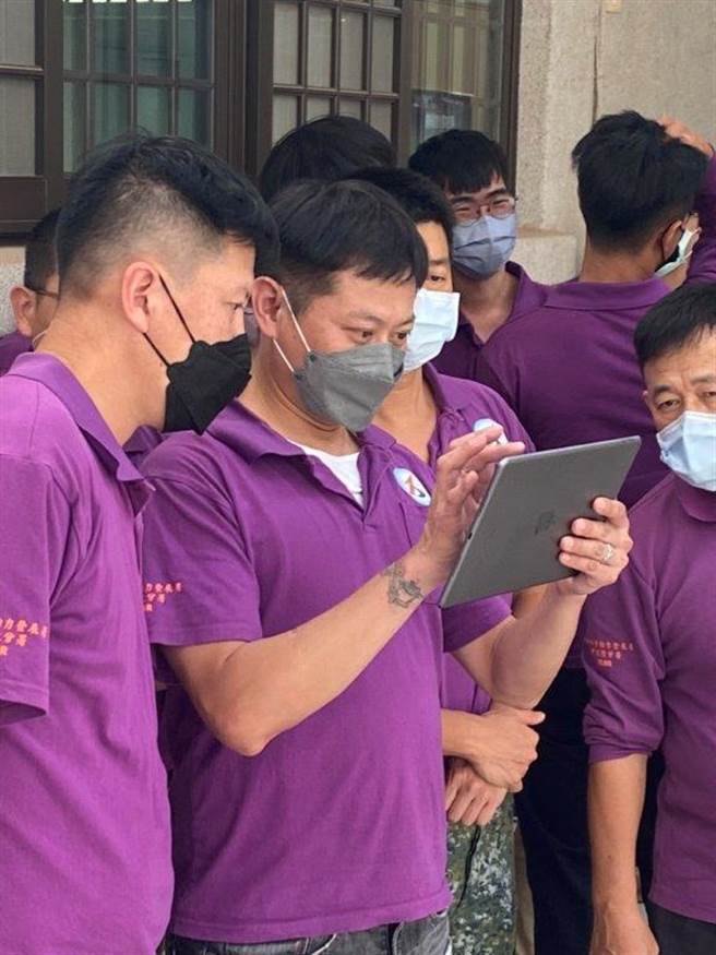 勞動力發展署中彰投分署的學員，運用平板進行AR學習。(中彰投分署提供)