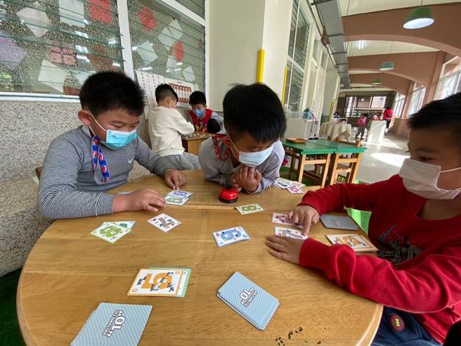 基隆市共融幼兒園學習成果發表，小朋友在遊戲中學習。（基隆市政府提供／徐佑昇基隆傳真）
