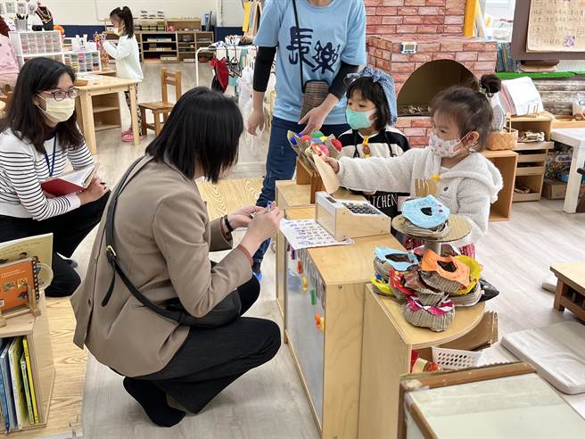基隆市共融幼兒園學習成果發表，老師指導小朋友共融學習。（基隆市政府提供／徐佑昇基隆傳真）