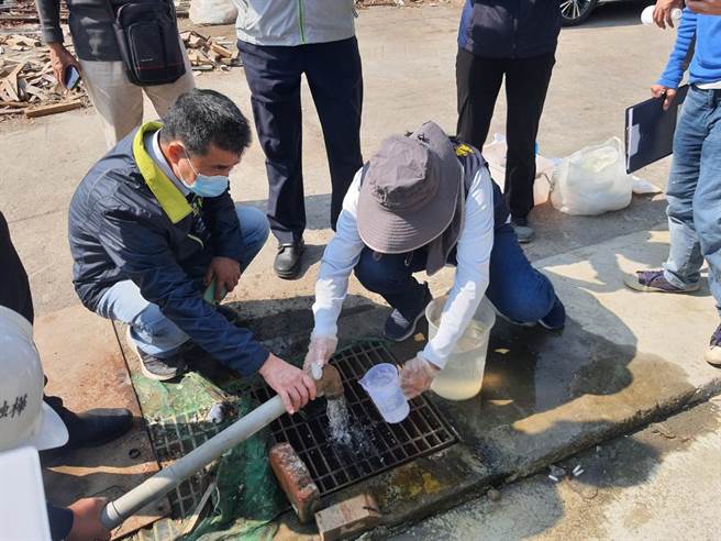 南市經發局派員於永康區三村段建築工地抽水會勘。(台南市經發局提供／曹婷婷台南傳真)